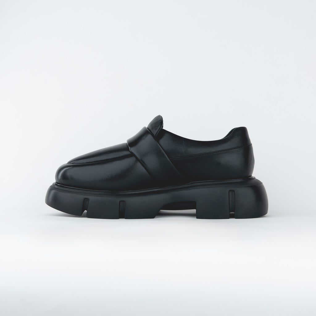SHOES WITH A ROUNDED TOE AND CHUNKY SOLE