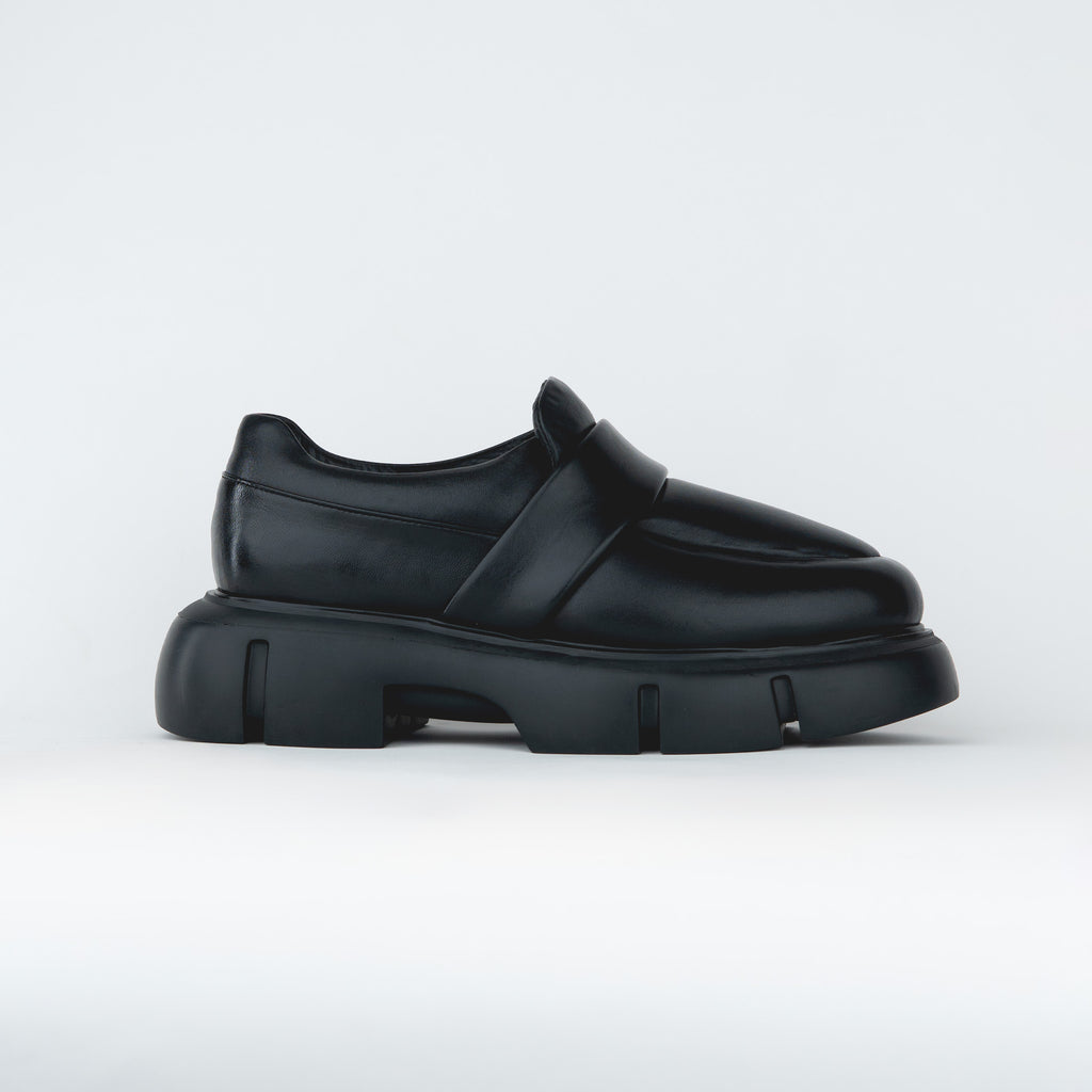 SHOES WITH A ROUNDED TOE AND CHUNKY SOLE