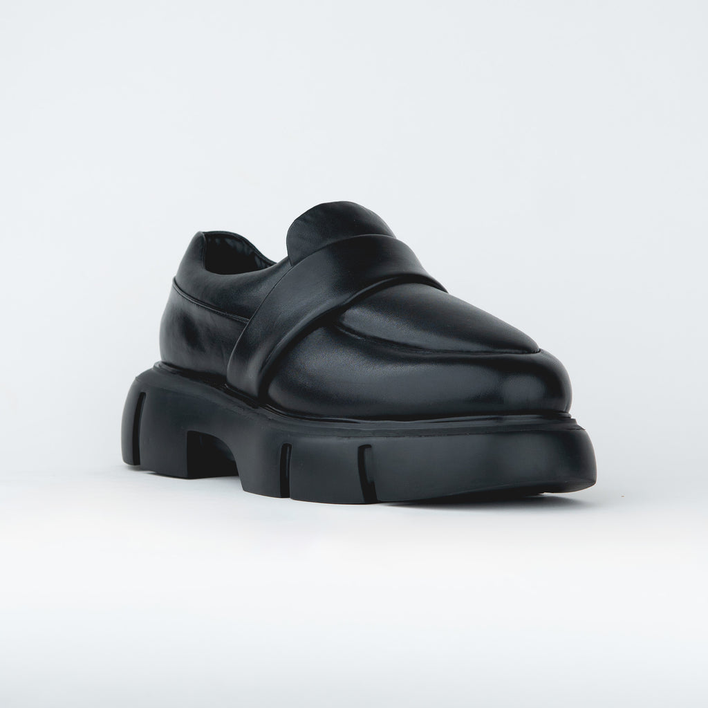 SHOES WITH A ROUNDED TOE AND CHUNKY SOLE